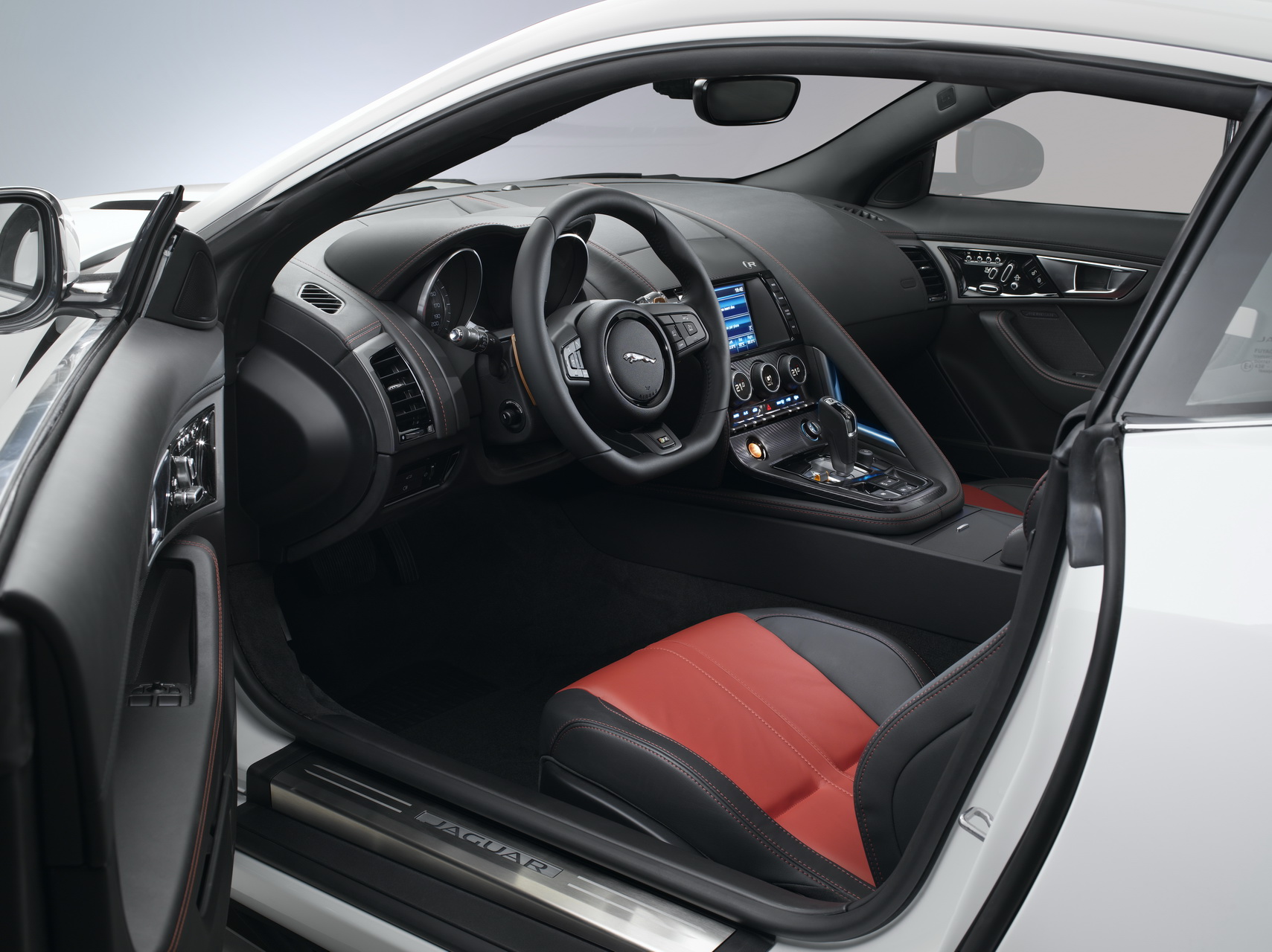 60年傳奇賽道靈魂 《Jaguar F-Type Coupé》純種跑車怦然登場 60年傳奇賽道靈魂 《Jaguar F-Type Coupé》純種跑車怦然登場