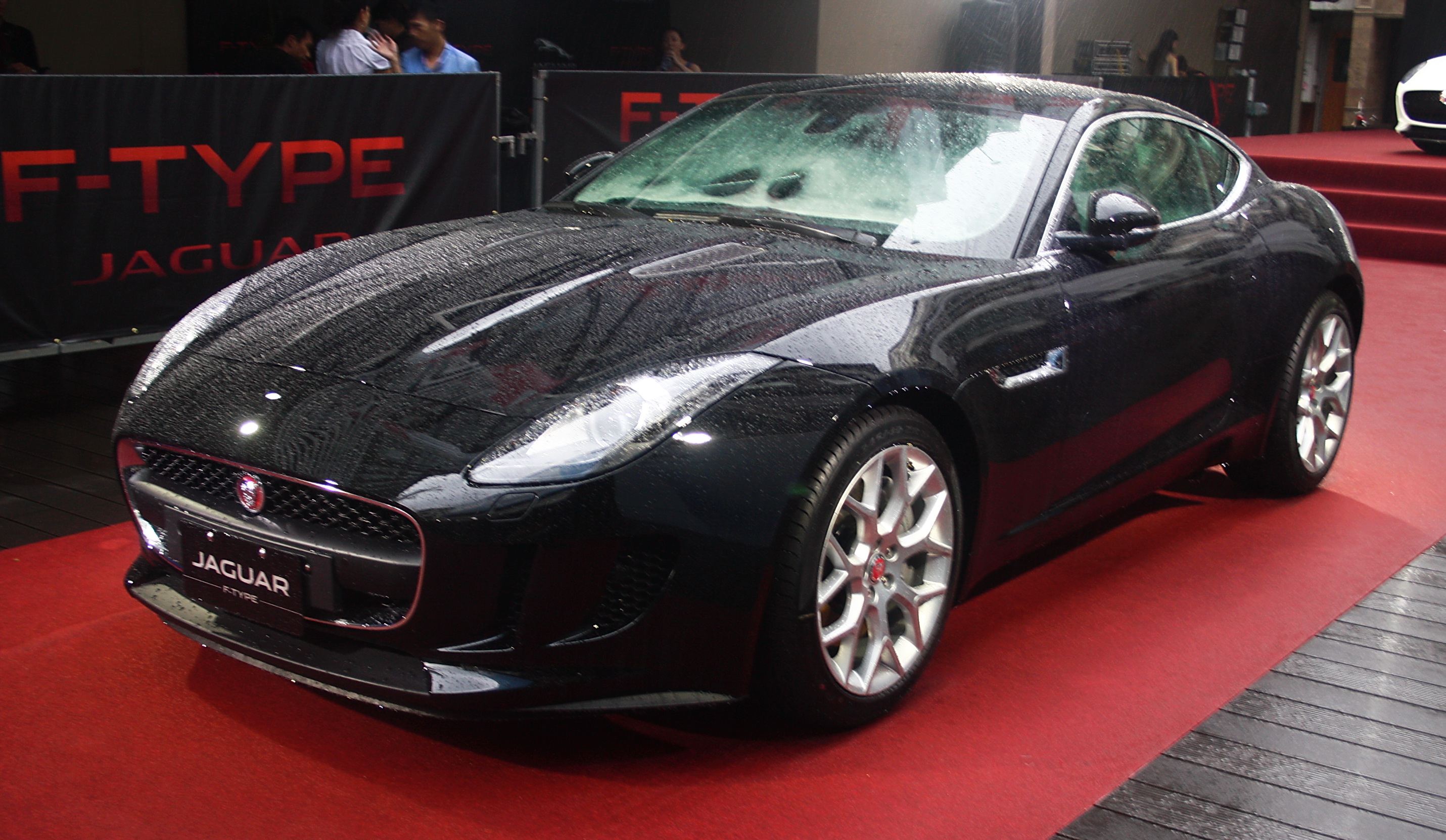 60年傳奇賽道靈魂 《Jaguar F-Type Coupé》純種跑車怦然登場 60年傳奇賽道靈魂 《Jaguar F-Type Coupé》純種跑車怦然登場