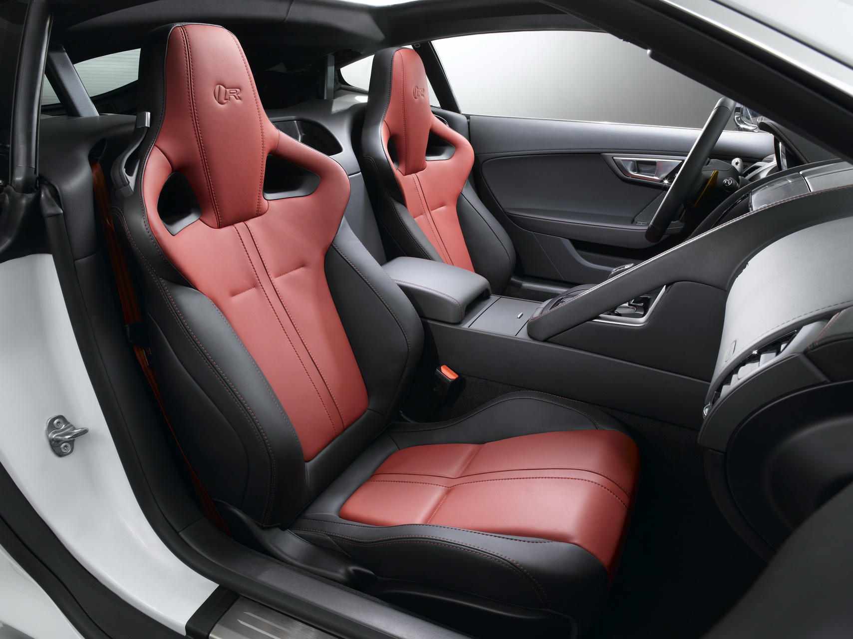 60年傳奇賽道靈魂 《Jaguar F-Type Coupé》純種跑車怦然登場 60年傳奇賽道靈魂 《Jaguar F-Type Coupé》純種跑車怦然登場