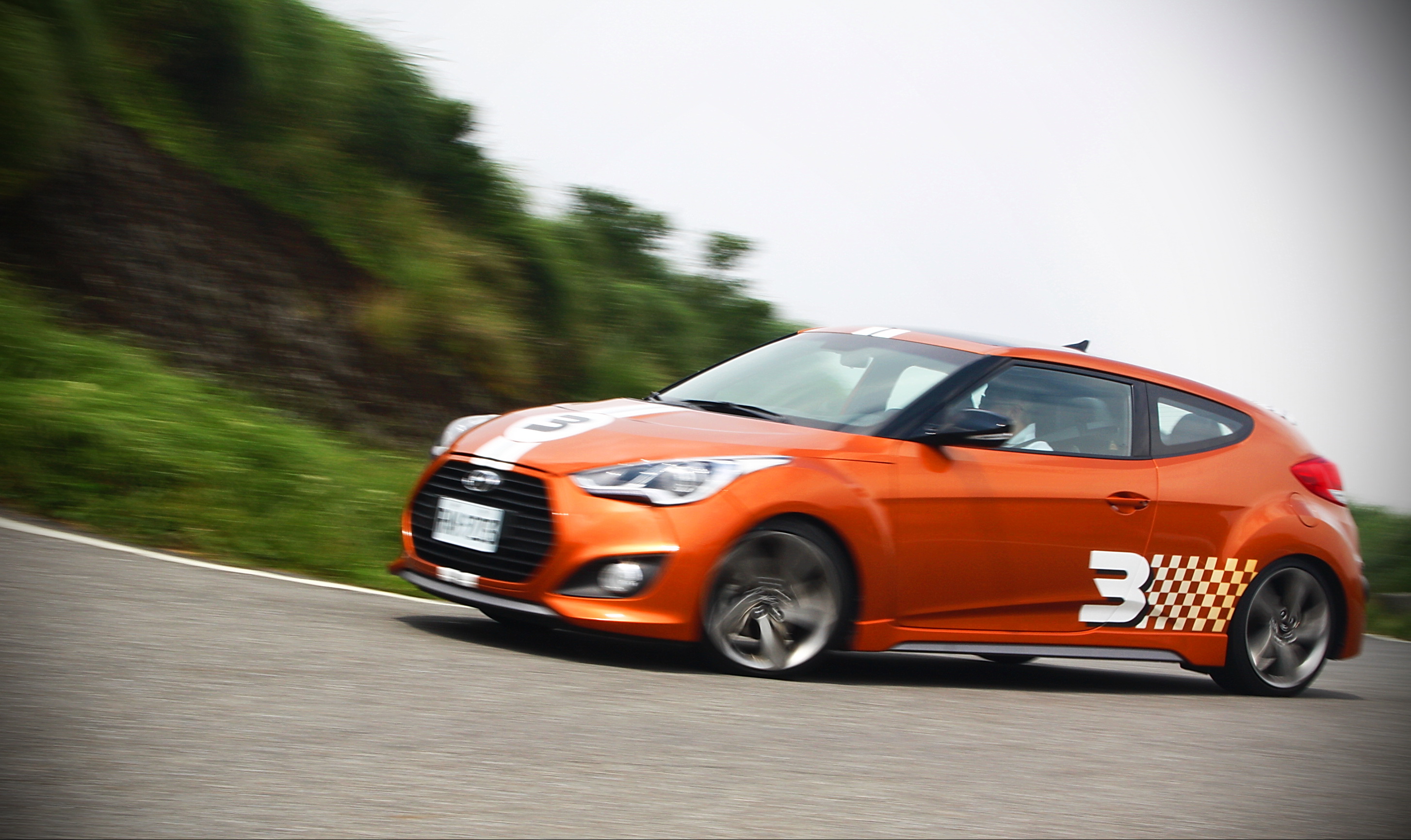 靜動皆宜鋼砲車款《Hyundai Veloster Turbo》 【動態奔馳】 靜動皆宜鋼砲車款《Hyundai Veloster Turbo》 【動態奔馳】