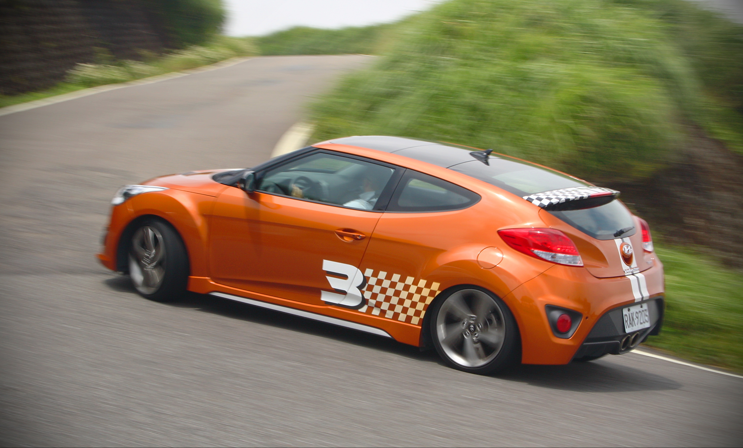 靜動皆宜鋼砲車款《Hyundai Veloster Turbo》 【動態奔馳】 靜動皆宜鋼砲車款《Hyundai Veloster Turbo》 【動態奔馳】