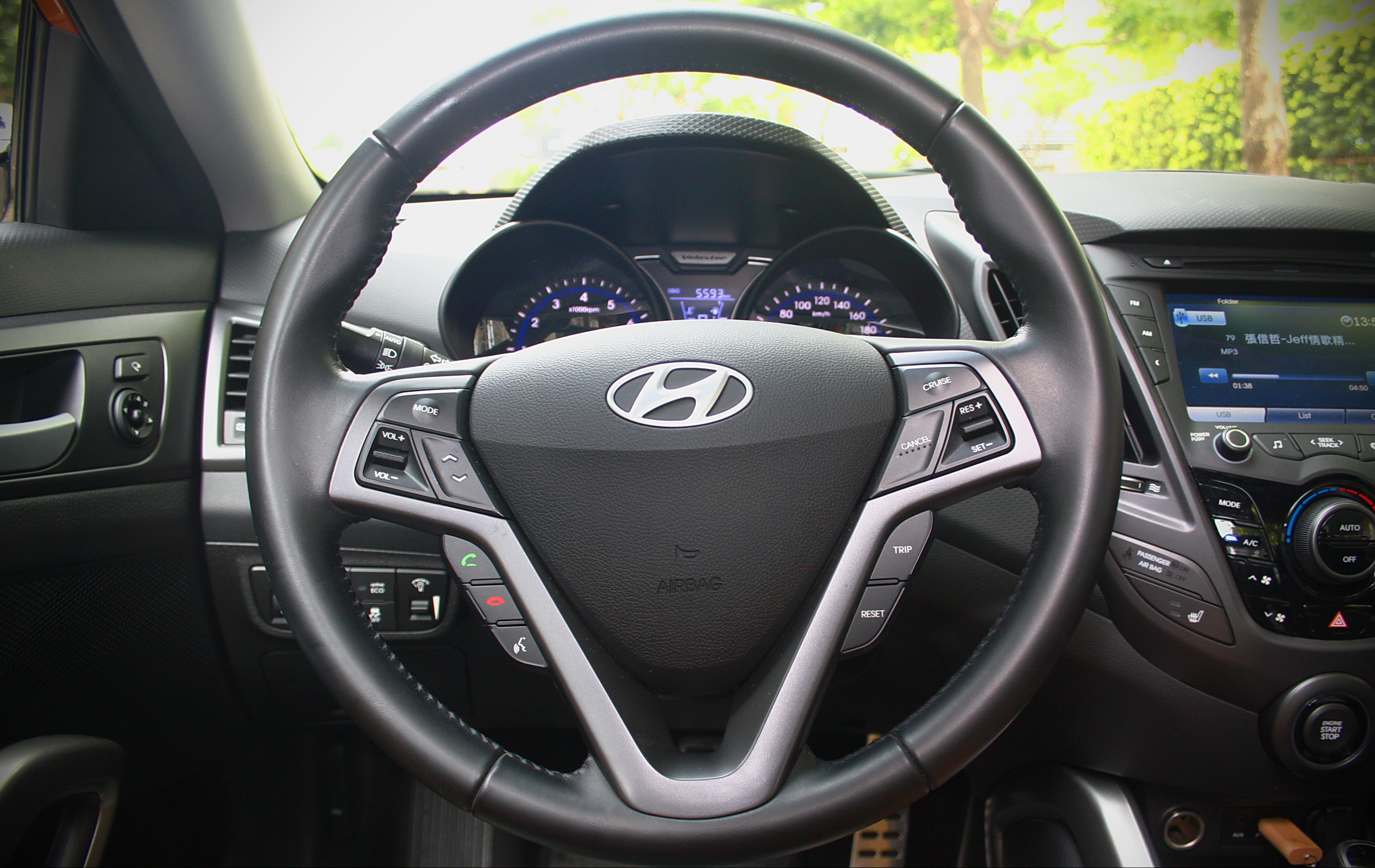 靜動皆宜鋼砲車款《Hyundai Veloster Turbo》 【動態奔馳】 靜動皆宜鋼砲車款《Hyundai Veloster Turbo》 【動態奔馳】