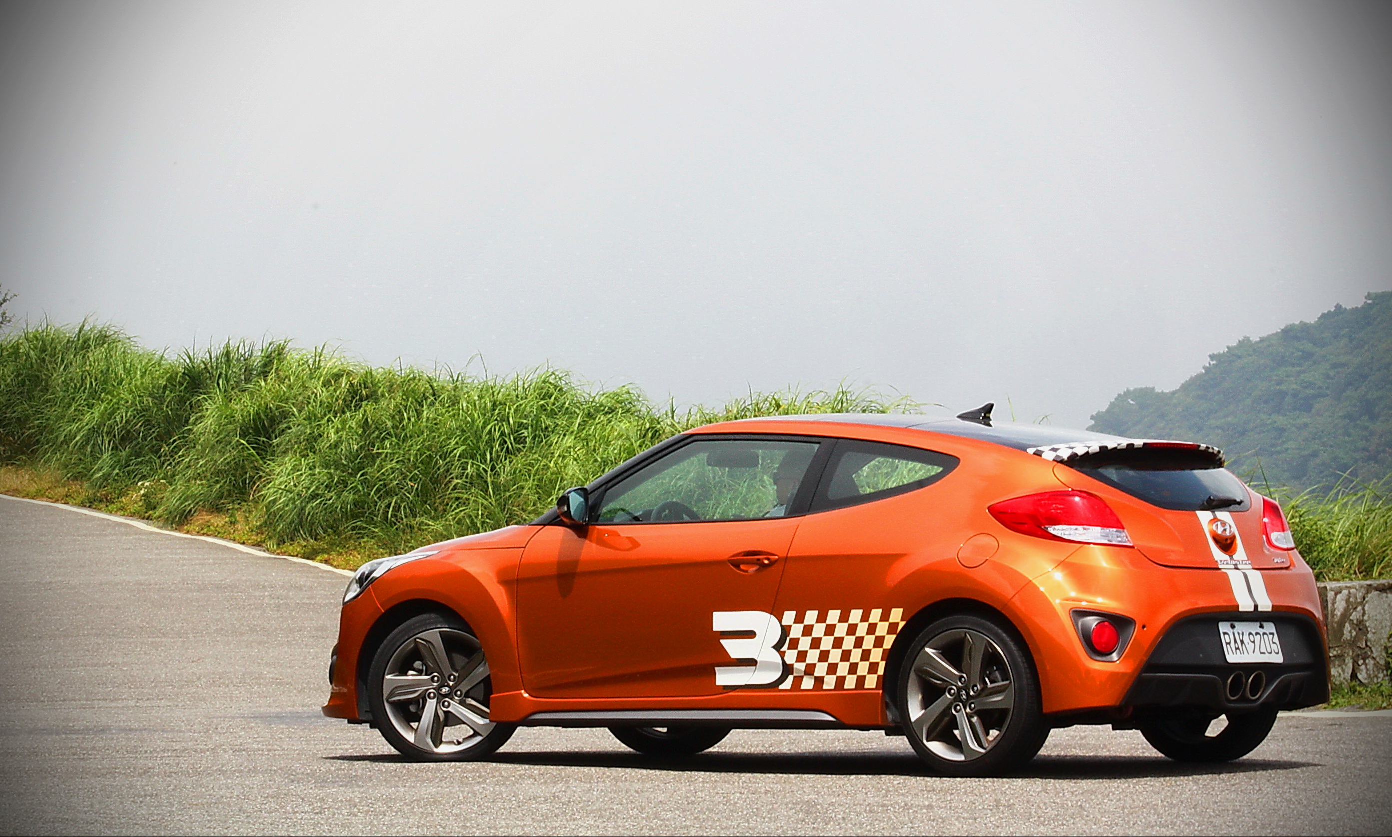 靜動皆宜鋼砲車款《Hyundai Veloster Turbo》 【動態奔馳】 靜動皆宜鋼砲車款《Hyundai Veloster Turbo》 【動態奔馳】