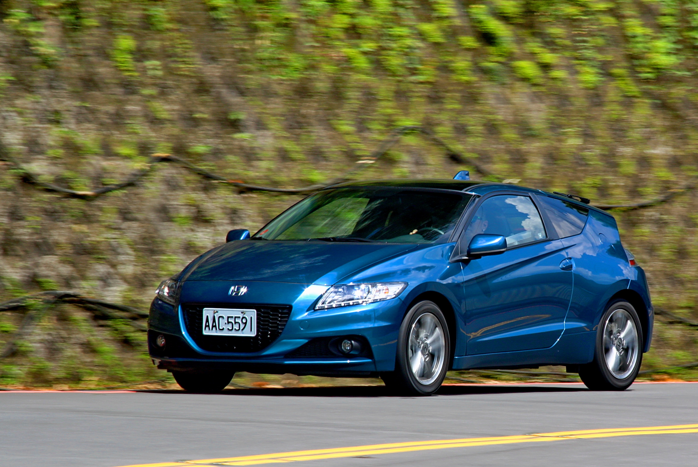 Honda油電混合小跑車 《CR-Z》靜動皆宜-【感性動態】 Honda油電混合小跑車 《CR-Z》靜動皆宜-【感性動態】
