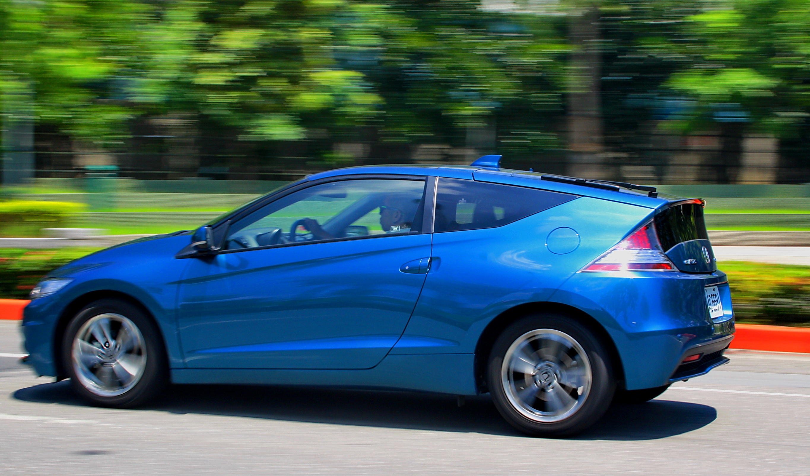 Honda油電混合小跑車 《CR-Z》靜動皆宜-【感性動態】 Honda油電混合小跑車 《CR-Z》靜動皆宜-【感性動態】