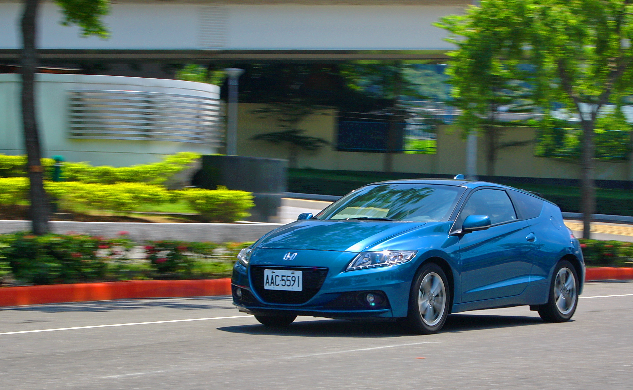 Honda油電混合小跑車 《CR-Z》靜動皆宜-【感性動態】 Honda油電混合小跑車 《CR-Z》靜動皆宜-【感性動態】