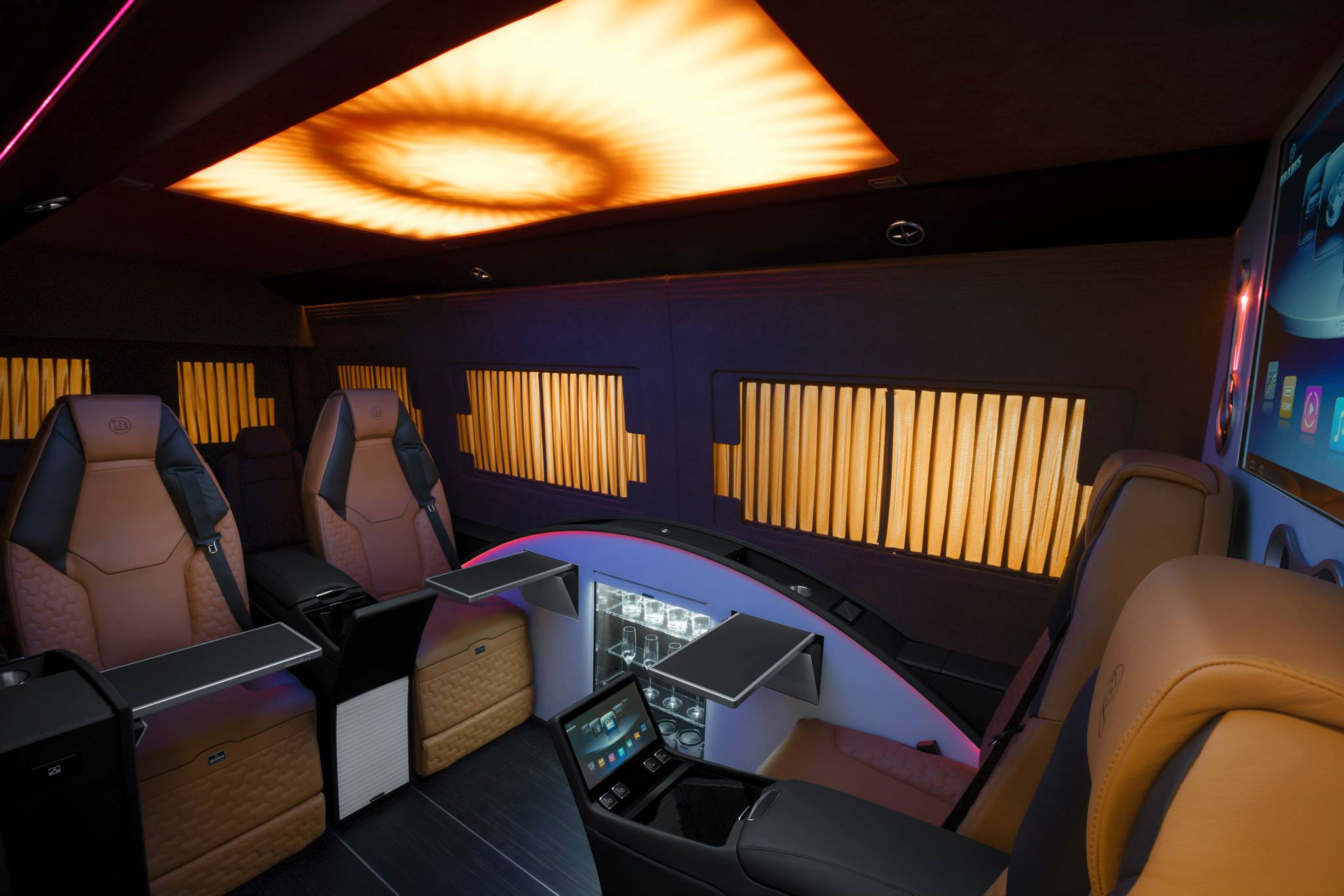《Brabus Sprinter Business Lounge》展現超奢華格調 享受有如夜店般的氛圍 《Brabus Sprinter Business Lounge》展現超奢華格調 享受有如夜店般的氛圍