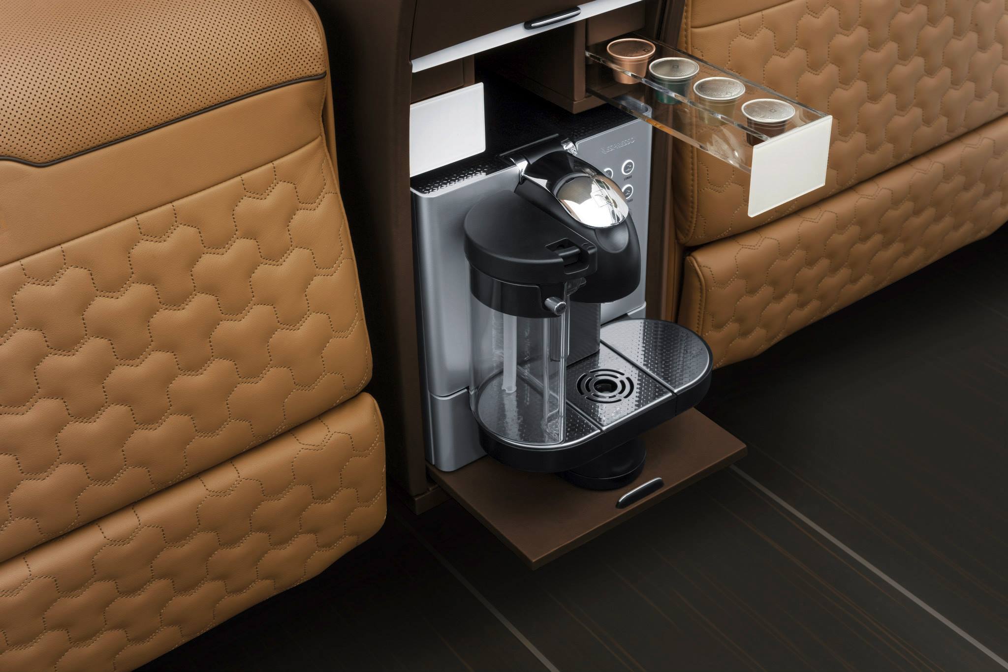 《Brabus Sprinter Business Lounge》展現超奢華格調 享受有如夜店般的氛圍 《Brabus Sprinter Business Lounge》展現超奢華格調 享受有如夜店般的氛圍