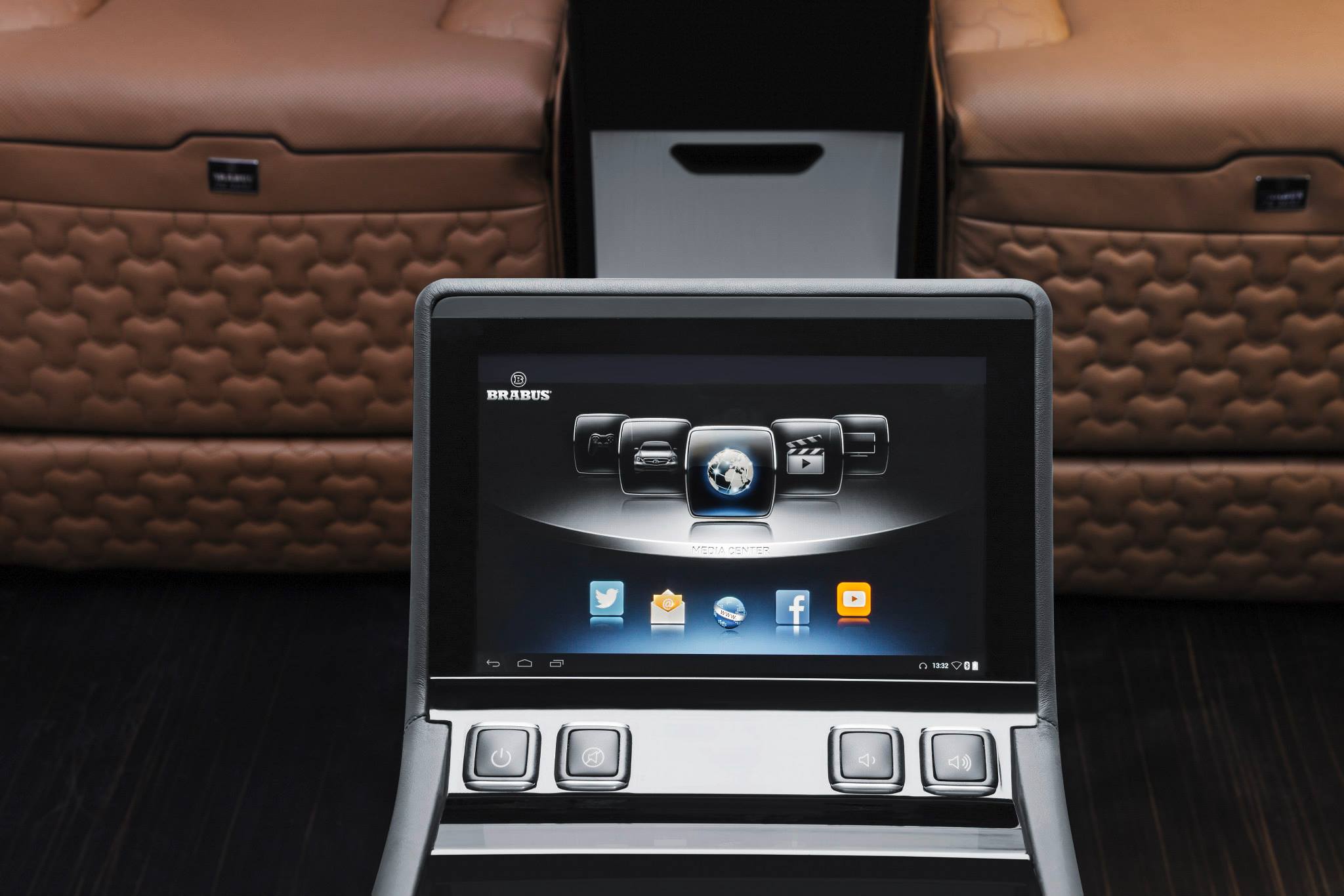 《Brabus Sprinter Business Lounge》展現超奢華格調 享受有如夜店般的氛圍 《Brabus Sprinter Business Lounge》展現超奢華格調 享受有如夜店般的氛圍