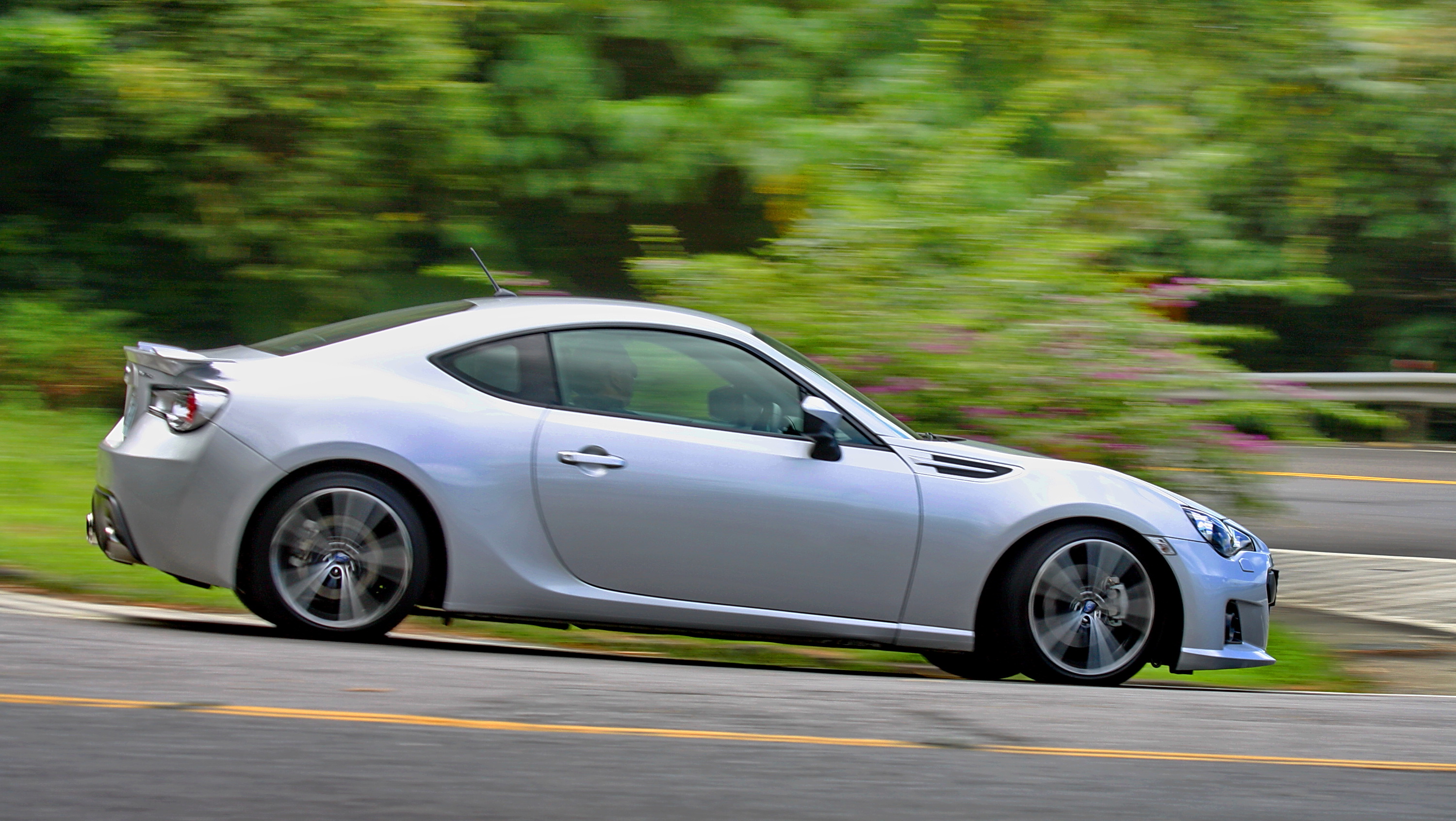 Subaru平價後驅小跑車 《BRZ》玩樂登場~ 【酷炫靜態】 Subaru平價後驅小跑車 《BRZ》玩樂登場~ 【酷炫靜態】