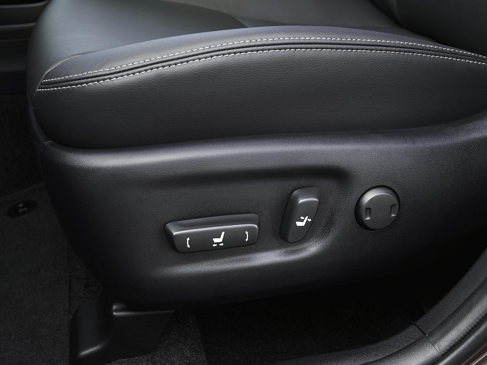 小改款《Toyota Prius V》洛杉磯車展登場 變臉更有型 小改款《Toyota Prius V》洛杉磯車展登場 變臉更有型