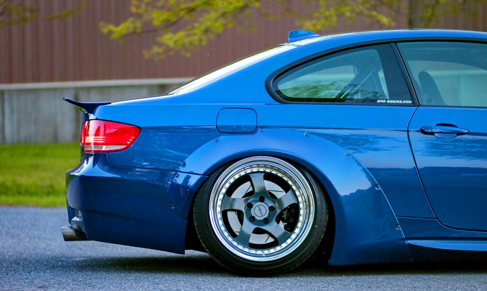 寶馬《BMW E92 335i》變身貼地猛獸 寬體視覺再一發 寶馬《BMW E92 335i》變身貼地猛獸 寬體視覺再一發