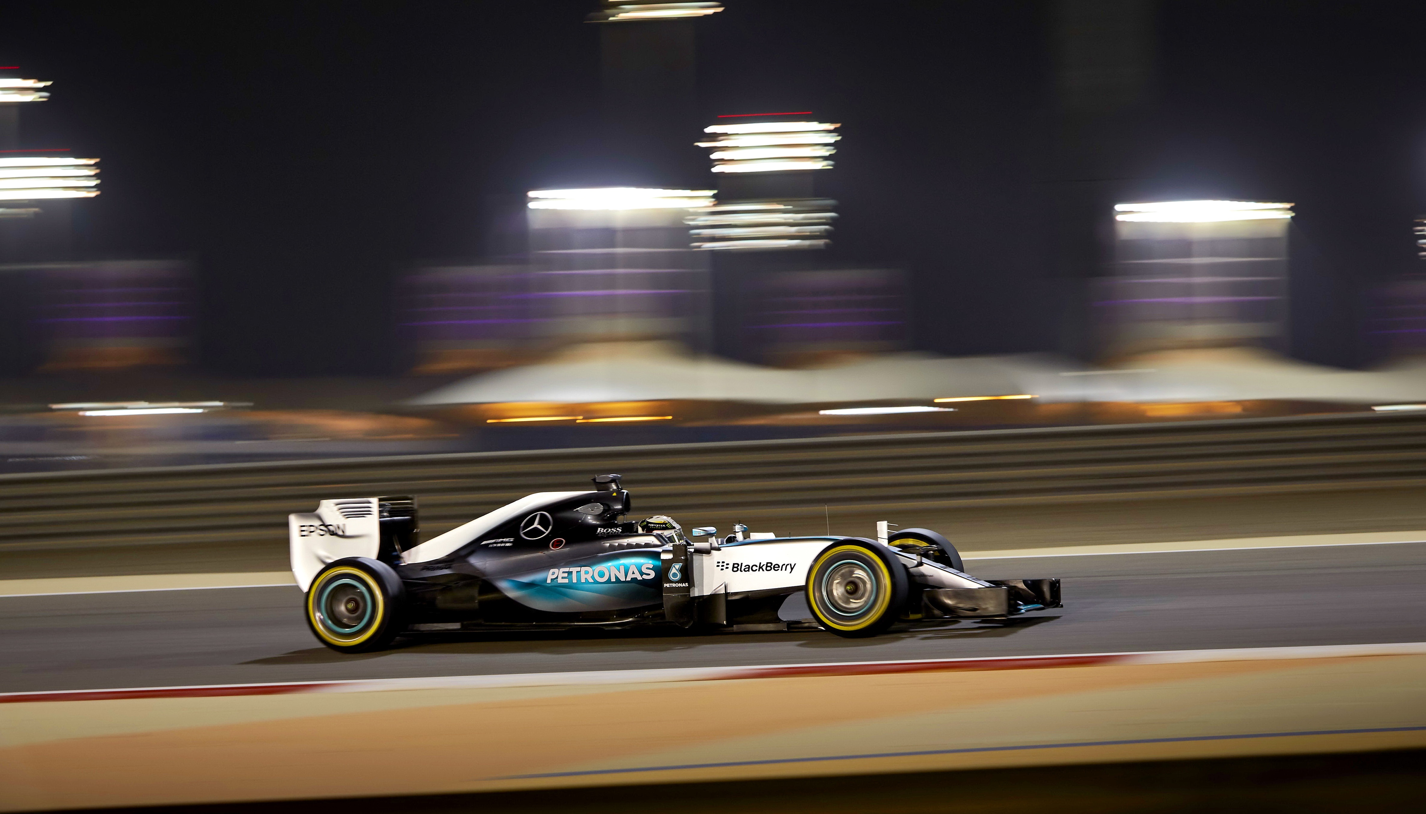 F1第四站沙海夜跑 Mercedes-GP車隊再奪第三面冠軍 F1第四站沙海夜跑 Mercedes-GP車隊再奪第三面冠軍