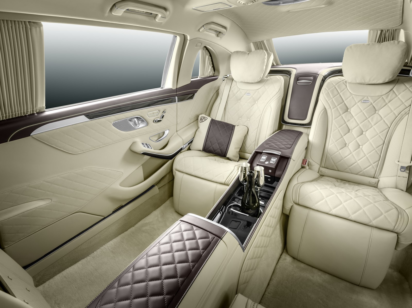 賓士《Mercedes S600 Pullman Maybach》超氣派加長型禮車 只要有錢奢華不是問題 賓士《Mercedes S600 Pullman Maybach》超氣派加長型禮車 只要有錢奢華不是問題
