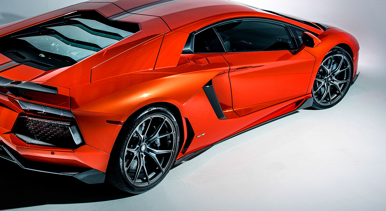 藍寶基尼《Lamborghini Aventador LP700-4》外觀再升級 Vorsteiner打造碳纖維空力套件 藍寶基尼《Lamborghini Aventador LP700-4》外觀再升級 Vorsteiner打造碳纖維空力套件