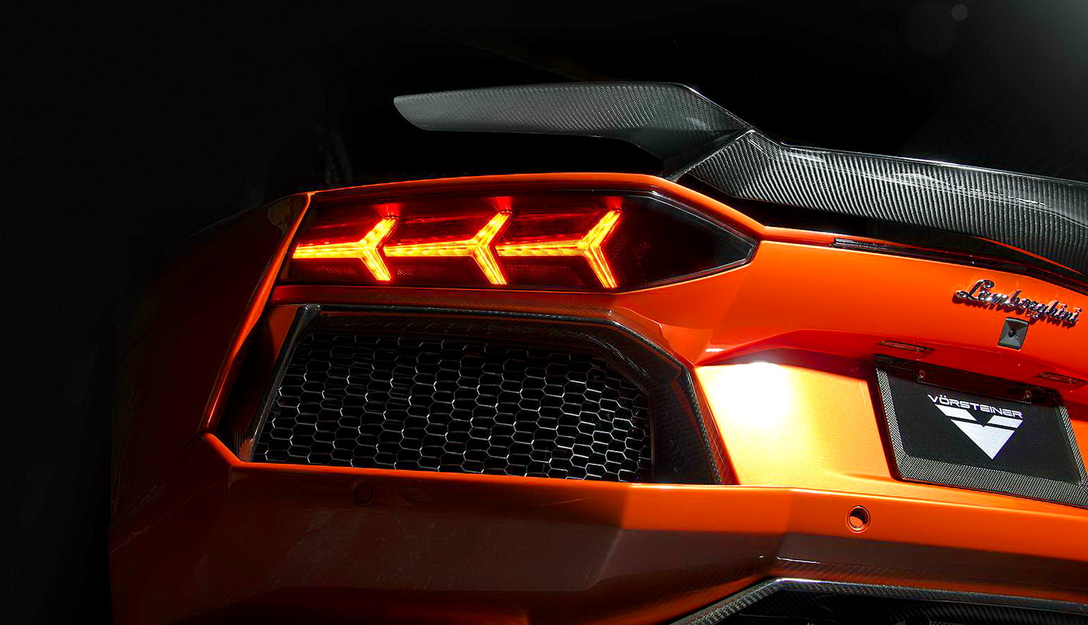 藍寶基尼《Lamborghini Aventador LP700-4》外觀再升級 Vorsteiner打造碳纖維空力套件 藍寶基尼《Lamborghini Aventador LP700-4》外觀再升級 Vorsteiner打造碳纖維空力套件