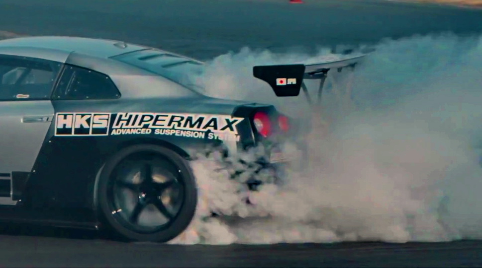 日產《Nissan GT-R R35》配置HKS GT1000套件 以甩尾之勢展現狂爆性能 日產《Nissan GT-R R35》配置HKS GT1000套件 以甩尾之勢展現狂爆性能