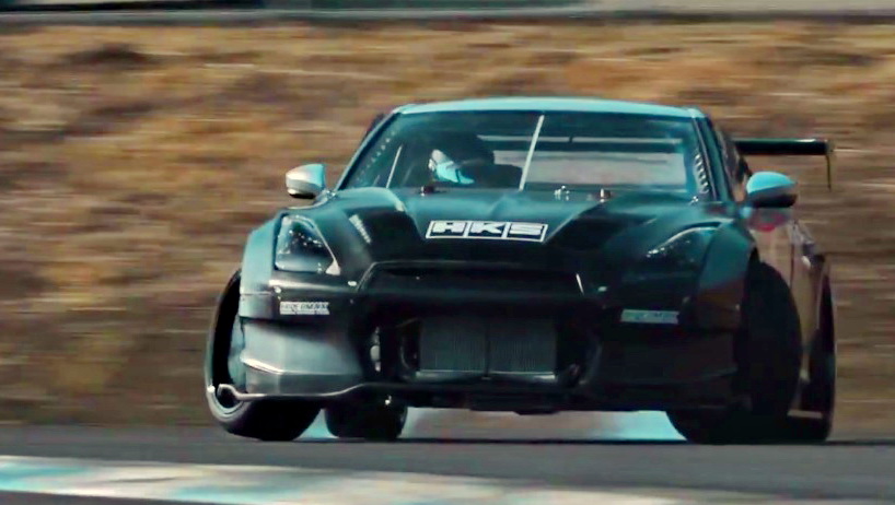 日產《Nissan GT-R R35》配置HKS GT1000套件 以甩尾之勢展現狂爆性能 日產《Nissan GT-R R35》配置HKS GT1000套件 以甩尾之勢展現狂爆性能
