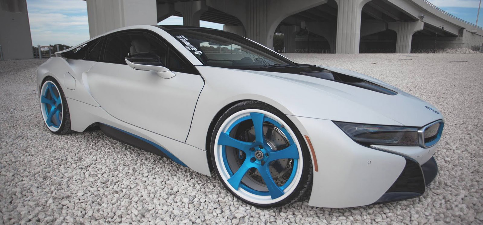 寶馬《BMW i8》就是要Blue到底!Wheels Boutique推出湛藍新鞋 寶馬《BMW i8》就是要Blue到底!Wheels Boutique推出湛藍新鞋