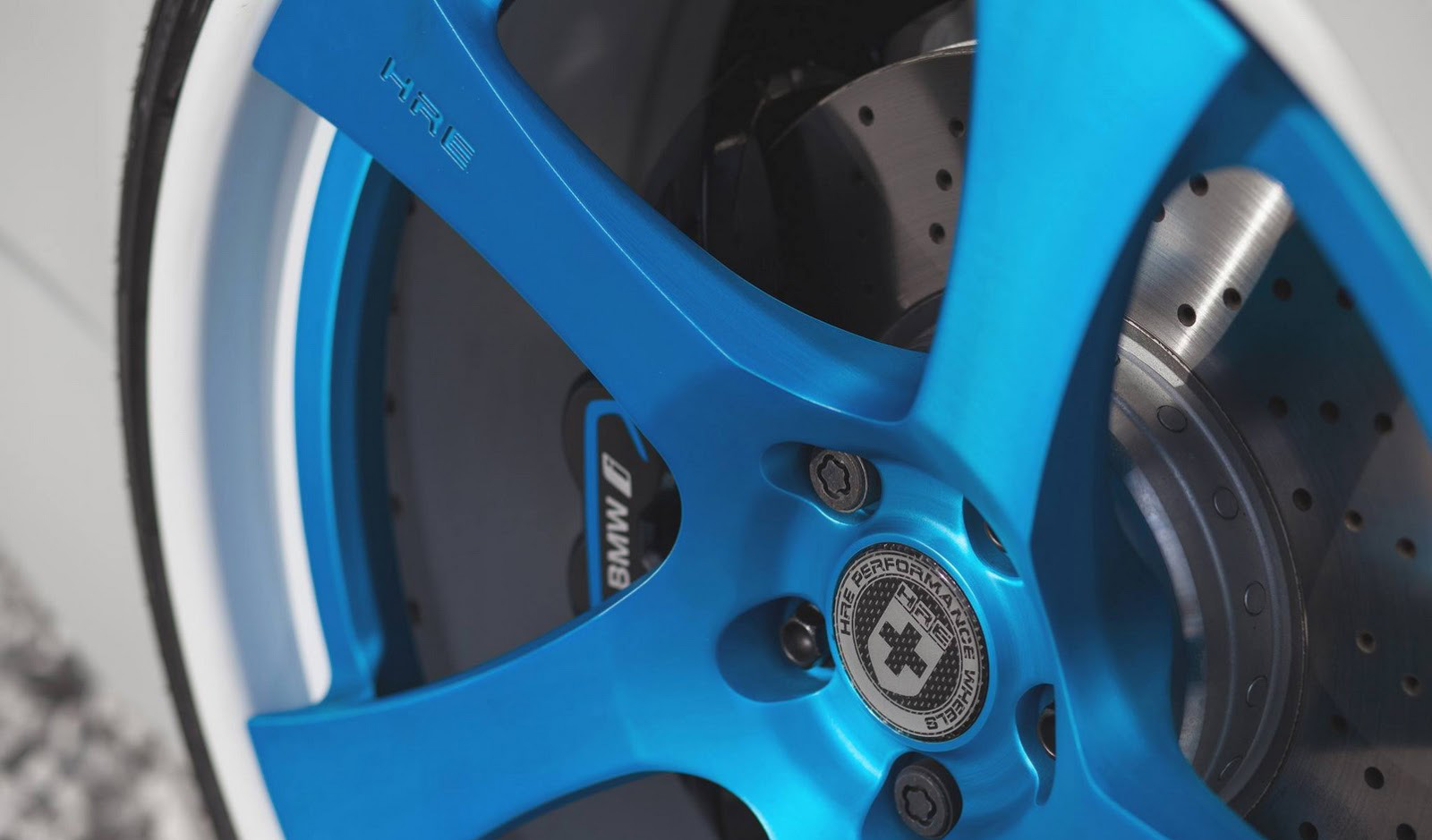 寶馬《BMW i8》就是要Blue到底!Wheels Boutique推出湛藍新鞋 寶馬《BMW i8》就是要Blue到底!Wheels Boutique推出湛藍新鞋