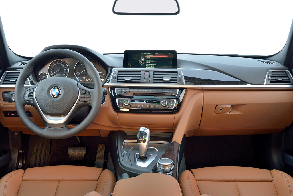 寶馬《BMW 3 Series》領頭先改款!內外小幅修飾還有全新動力加持! 寶馬《BMW 3 Series》領頭先改款!內外小幅修飾還有全新動力加持!
