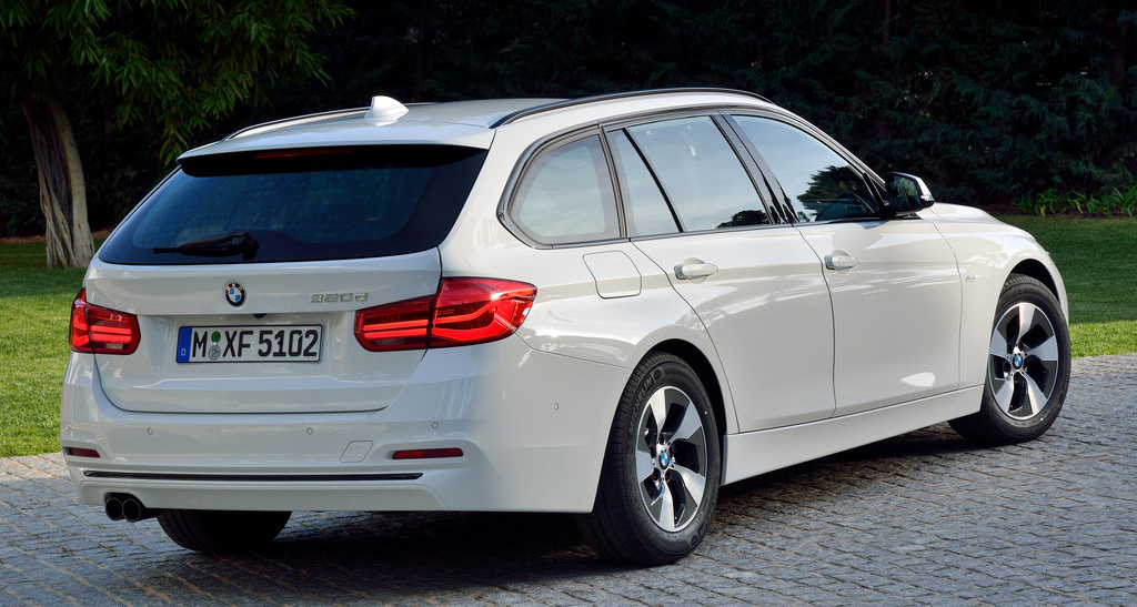 寶馬《BMW 3 Series》領頭先改款!內外小幅修飾還有全新動力加持! 寶馬《BMW 3 Series》領頭先改款!內外小幅修飾還有全新動力加持!