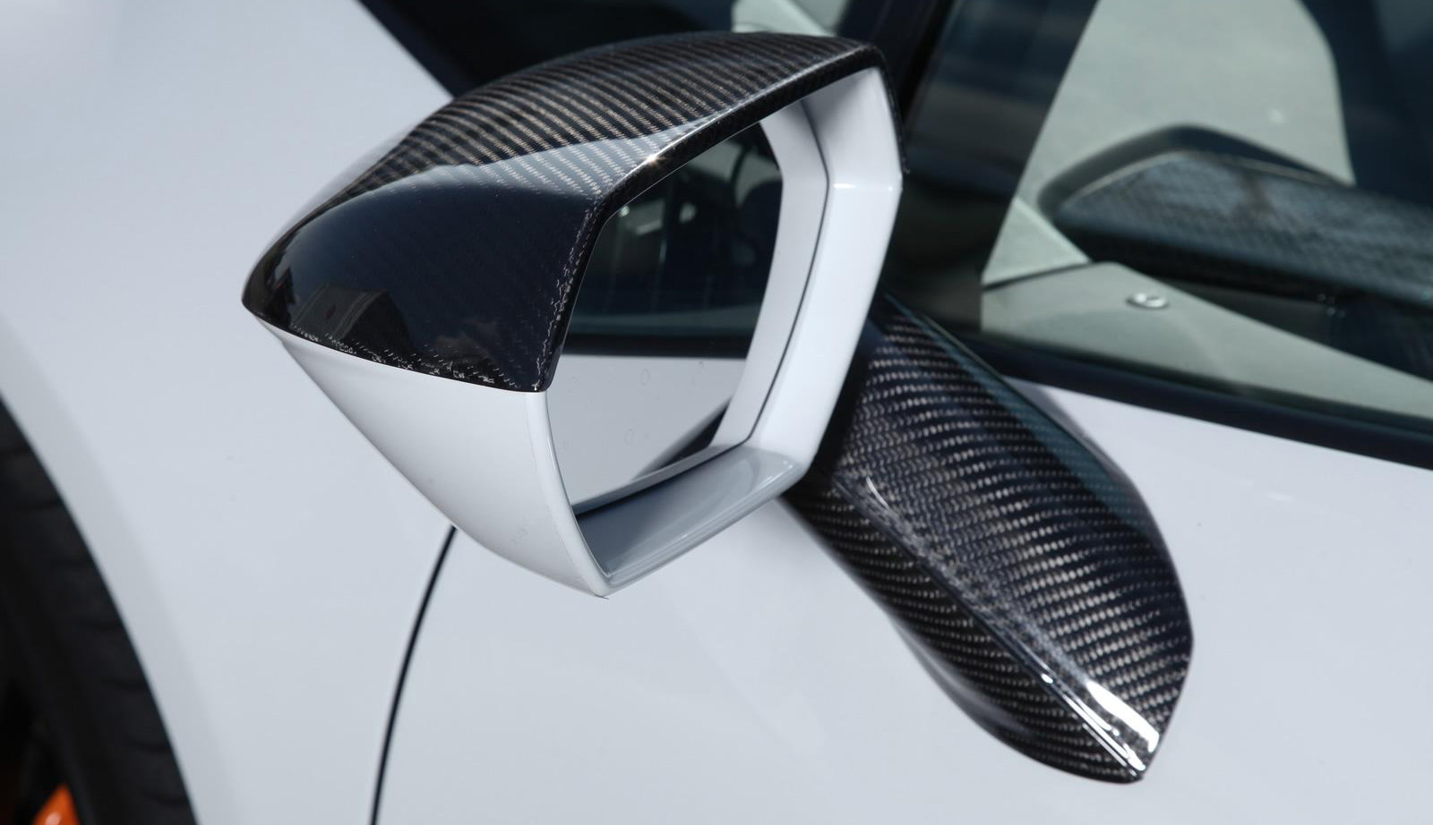 藍寶基尼《Lamborghini Huracán》碳纖維勁裝內外通包 VOS推出小牛專屬改裝套件 藍寶基尼《Lamborghini Huracán》碳纖維勁裝內外通包 VOS推出小牛專屬改裝套件