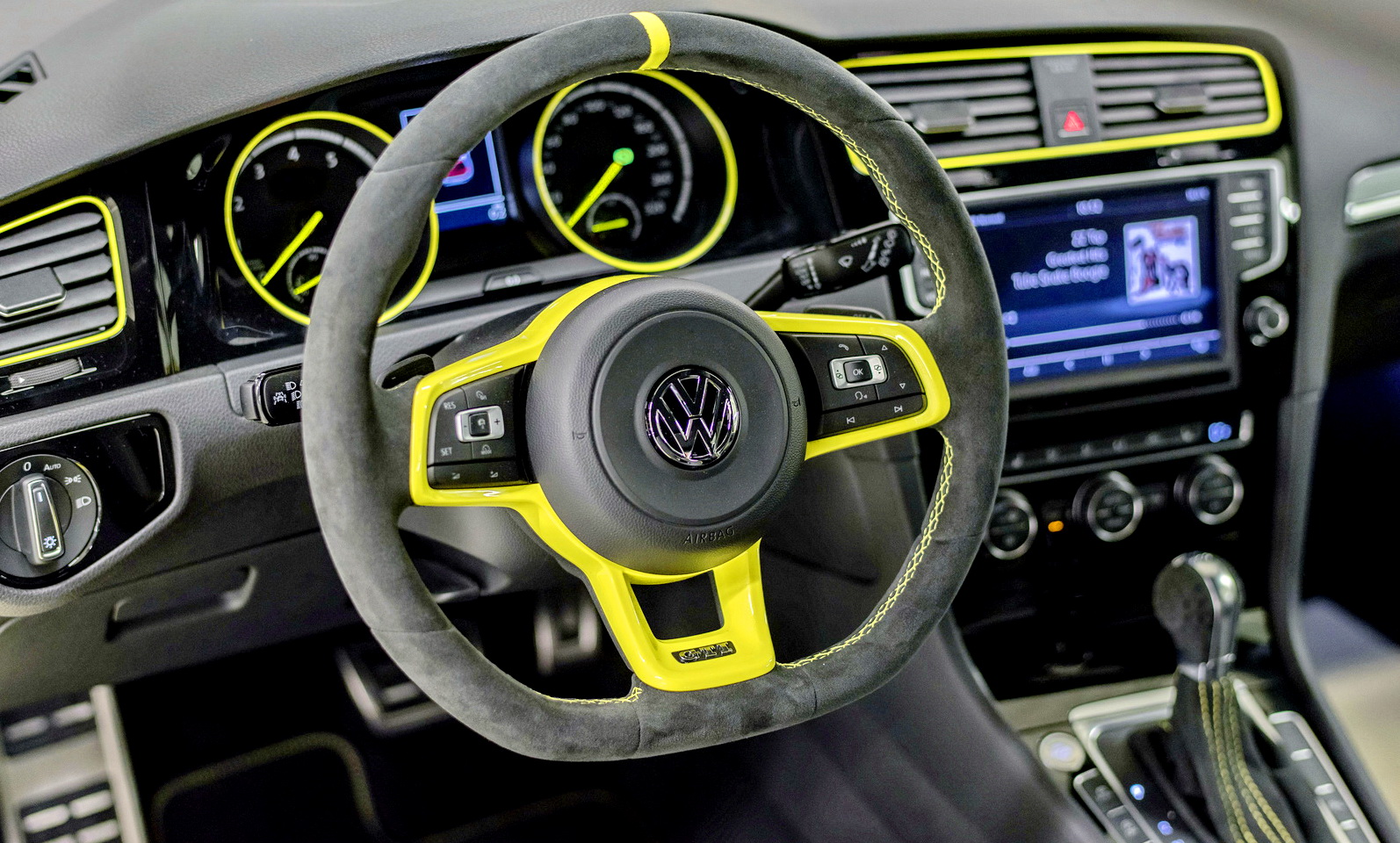 福斯《Volkswagen Golf GTI Dark Shine Concept》結合職訓學生巧思 藉Wörthersee Fe 福斯《Volkswagen Golf GTI Dark Shine Concept》結合職訓學生巧思 藉Wörthersee Fe