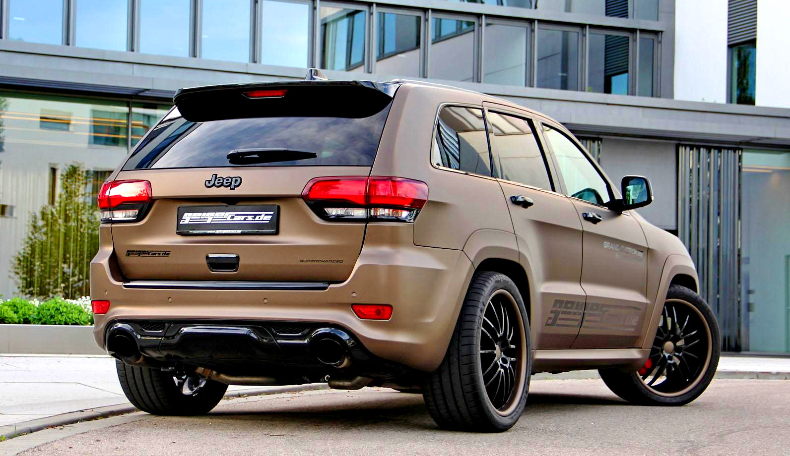 誰說SUV車款不能大馬力?擁有708hp的《Jeep Grand Cherokee SRT》讓您刮目相看! 誰說SUV車款不能大馬力?擁有708hp的《Jeep Grand Cherokee SRT》讓您刮目相看!