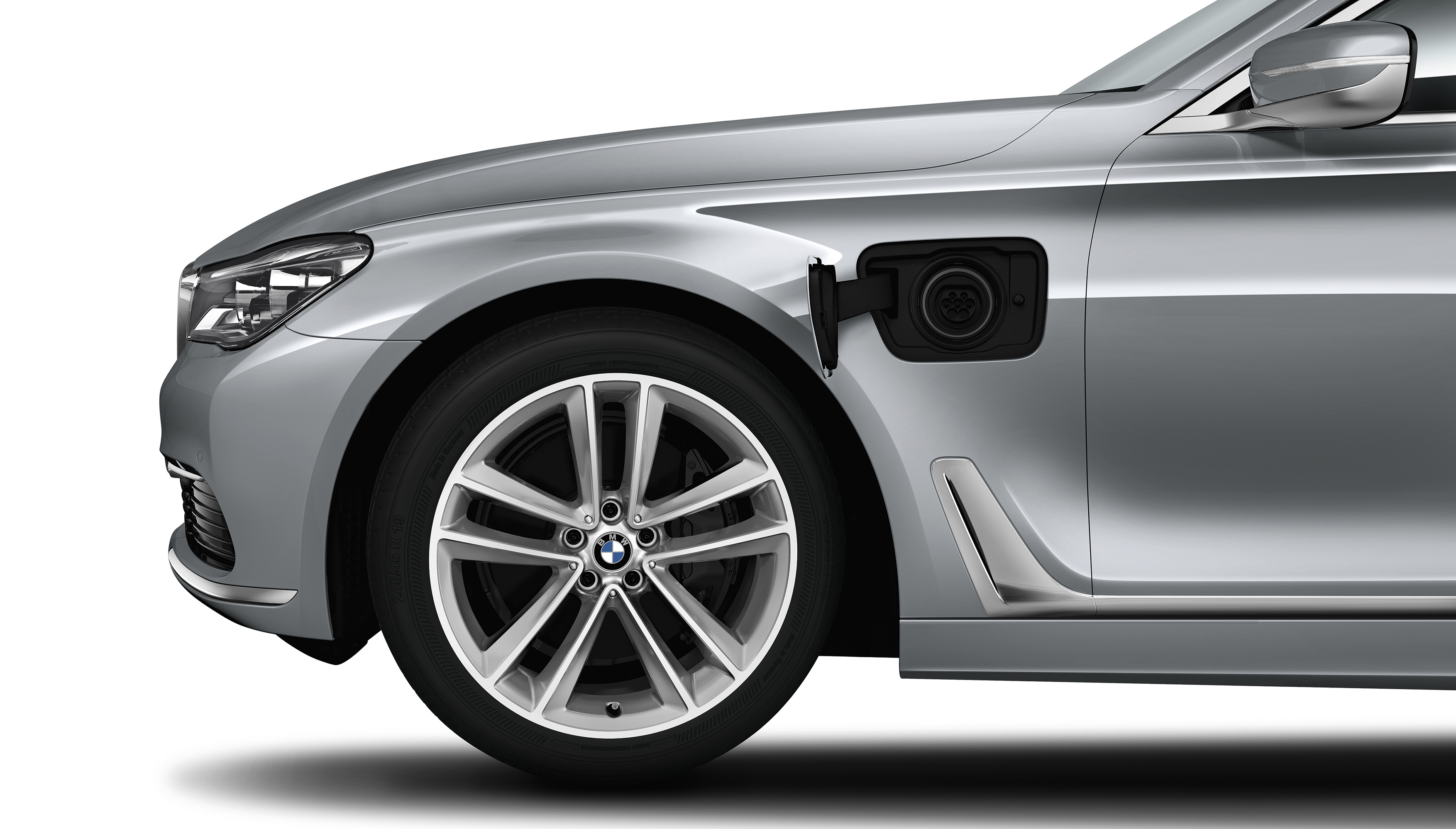 插電式油電混合動力入列 新一代寶馬《BMW 7 Series》不只更輕也更節能(下) 插電式油電混合動力入列 新一代寶馬《BMW 7 Series》不只更輕也更節能(下)