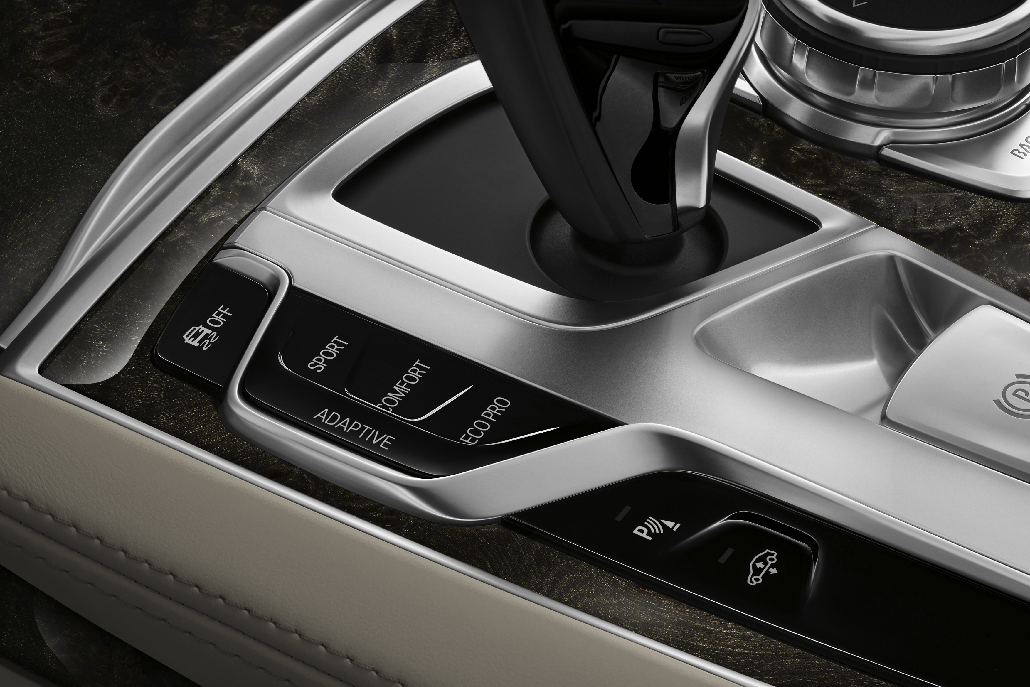 插電式油電混合動力入列 新一代寶馬《BMW 7 Series》不只更輕也更節能(下) 插電式油電混合動力入列 新一代寶馬《BMW 7 Series》不只更輕也更節能(下)