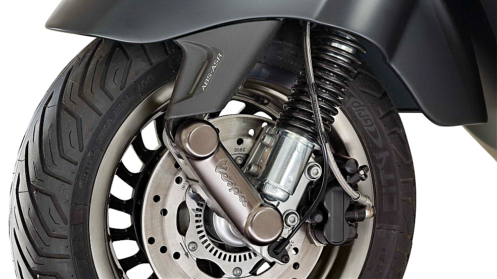 偉士牌《Vespa 946 Emporio Armani》與時尚界的結合 概念二輪限量車款登場 偉士牌《Vespa 946 Emporio Armani》與時尚界的結合 概念二輪限量車款登場