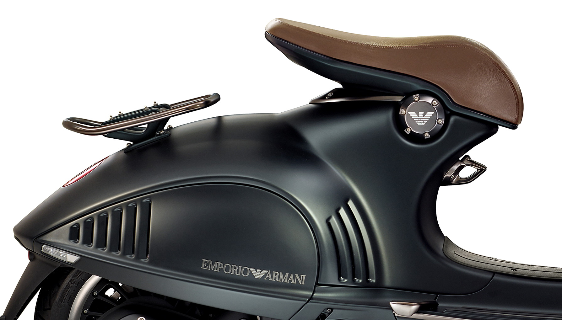 偉士牌《Vespa 946 Emporio Armani》與時尚界的結合 概念二輪限量車款登場 偉士牌《Vespa 946 Emporio Armani》與時尚界的結合 概念二輪限量車款登場