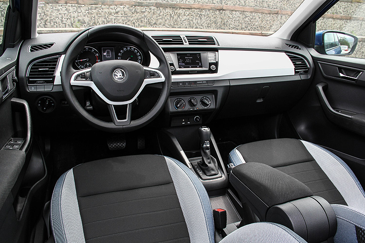 日歐小掀背近身火拼 ─《Mazda2》vs.《Škoda Fabia》配備、保養成本正面交鋒 日歐小掀背近身火拼 ─《Mazda2》vs.《Škoda Fabia》配備、保養成本正面交鋒