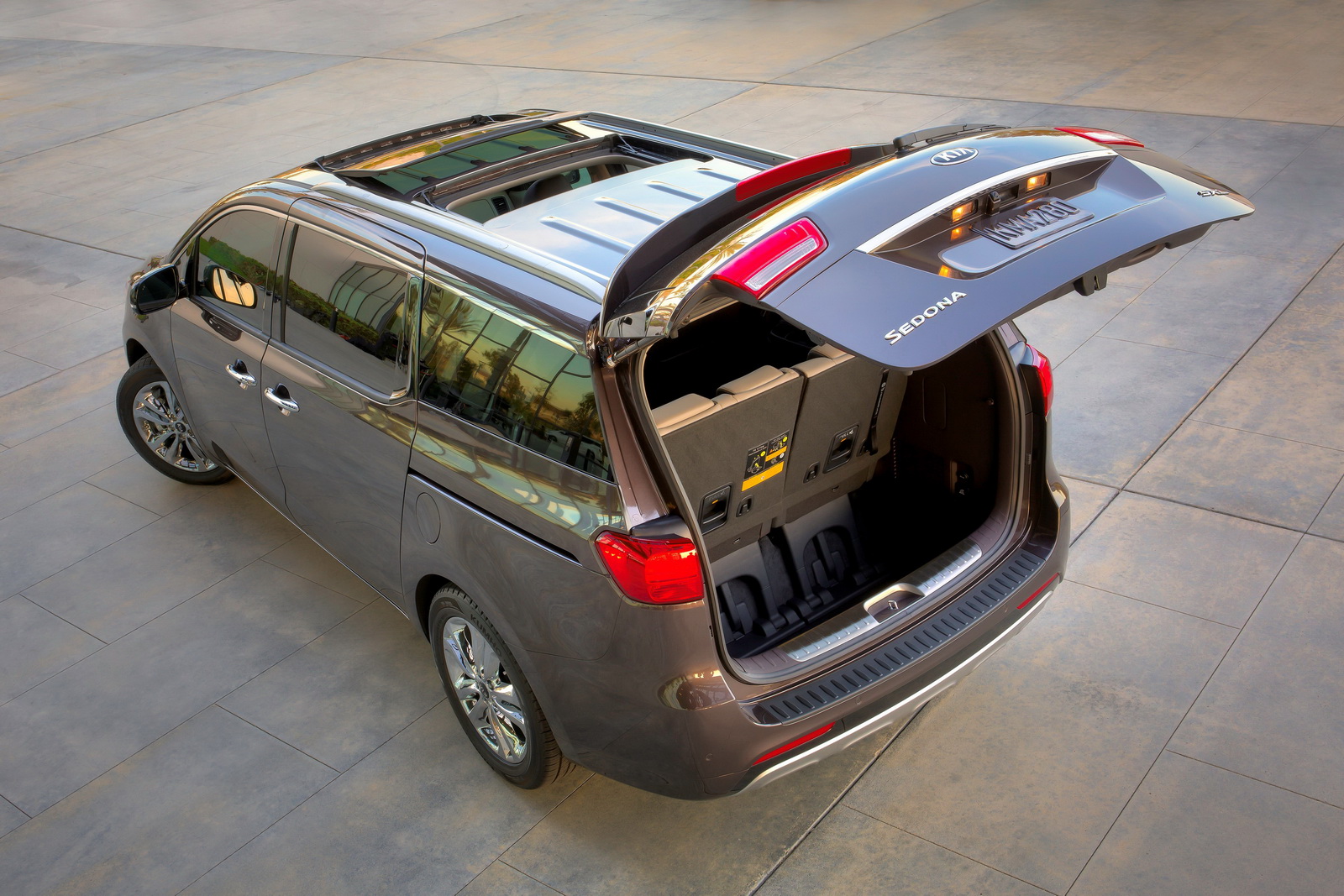國內爭取最快明年導入 起亞《Kia Grand Carnival》車體多勇自由落體撞給你看 國內爭取最快明年導入 起亞《Kia Grand Carnival》車體多勇自由落體撞給你看