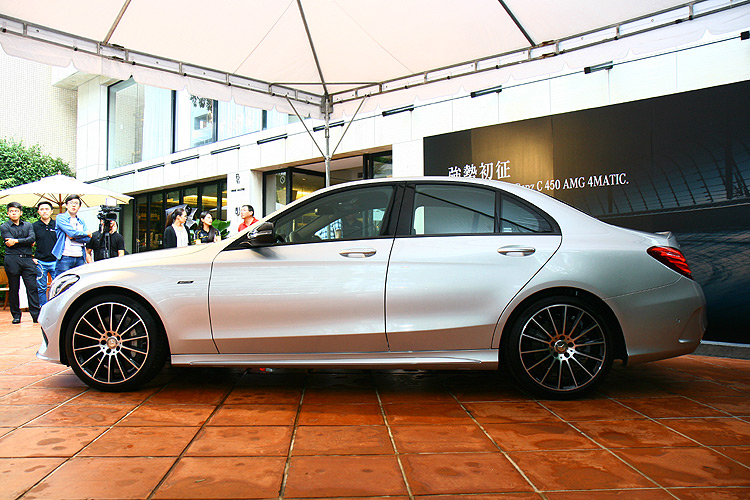 品牌進階性能車的敲門磚 賓士《Mercedes-Benz C 450 AMG 4Matic》342萬元正式襲台! 品牌進階性能車的敲門磚 賓士《Mercedes-Benz C 450 AMG 4Matic》342萬元正式襲台!