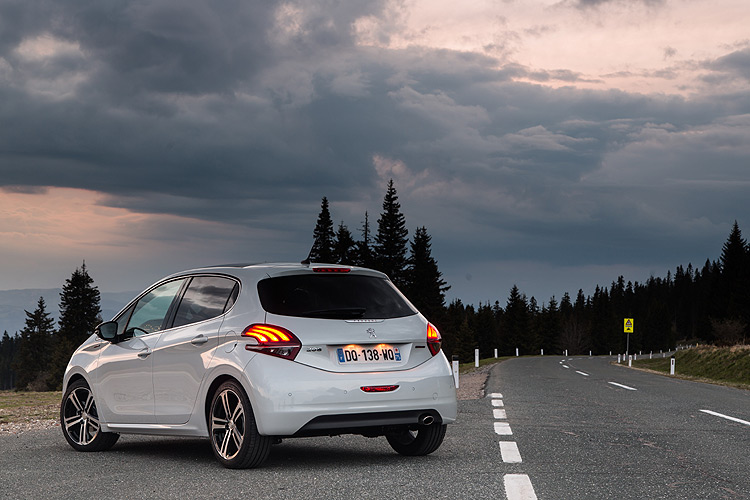 PureTech三缸渦輪引擎叩關!小改款寶獅《Peugeot 208》車系全數到位新登場 PureTech三缸渦輪引擎叩關!小改款寶獅《Peugeot 208》車系全數到位新登場