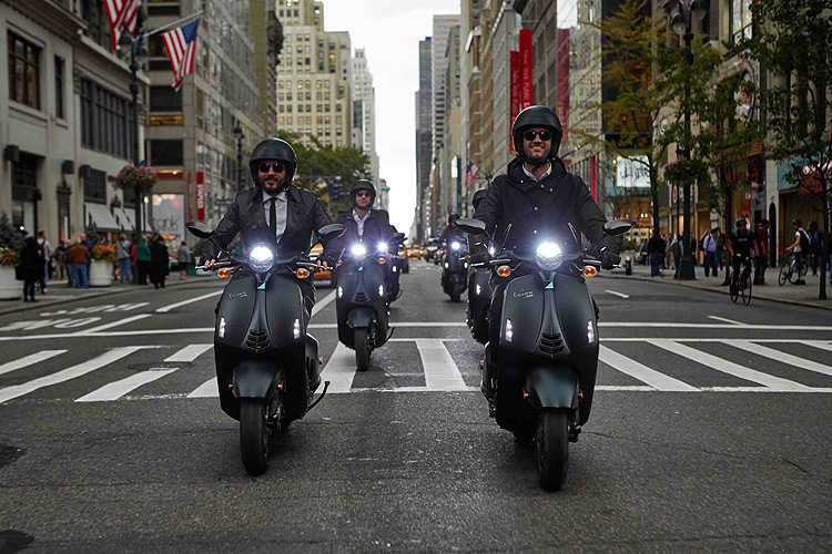 嚴董應該來一台 《Vespa 946 Emporio Armani》特仕車登陸美國 嚴董應該來一台 《Vespa 946 Emporio Armani》特仕車登陸美國