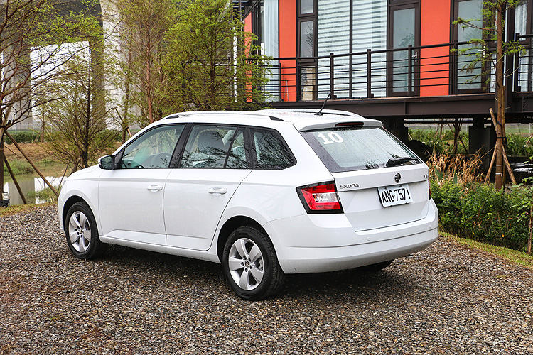 尾廂升級、帥勁加倍─《Škoda Fabia Combi 1.2 TSI》瞄準空缺強勢襲來 尾廂升級、帥勁加倍─《Škoda Fabia Combi 1.2 TSI》瞄準空缺強勢襲來