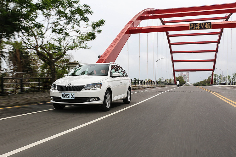 尾廂升級、帥勁加倍─《Škoda Fabia Combi 1.2 TSI》瞄準空缺強勢襲來 尾廂升級、帥勁加倍─《Škoda Fabia Combi 1.2 TSI》瞄準空缺強勢襲來