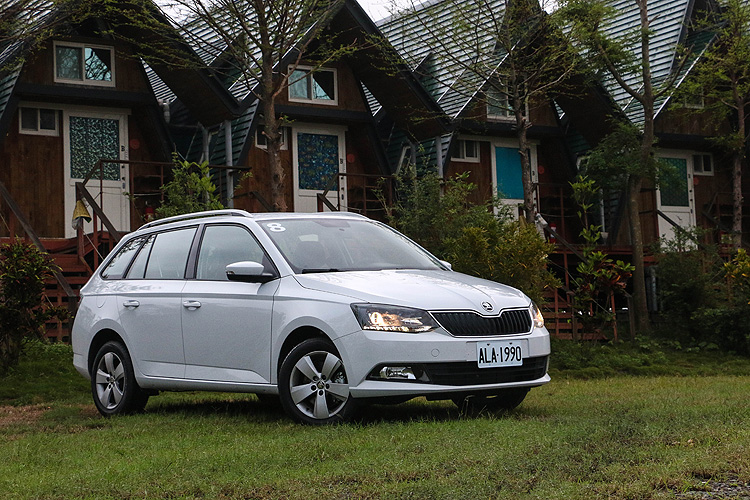 尾廂升級、帥勁加倍─《Škoda Fabia Combi 1.2 TSI》瞄準空缺強勢襲來 尾廂升級、帥勁加倍─《Škoda Fabia Combi 1.2 TSI》瞄準空缺強勢襲來