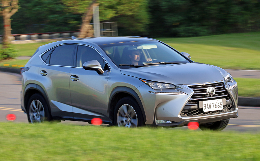 以小搏大!200萬級潛力新秀《BMW X1 sDrive20i》對決強敵《Lexus NX 200t》,動力篇 以小搏大!200萬級潛力新秀《BMW X1 sDrive20i》對決強敵《Lexus NX 200t》,動力篇