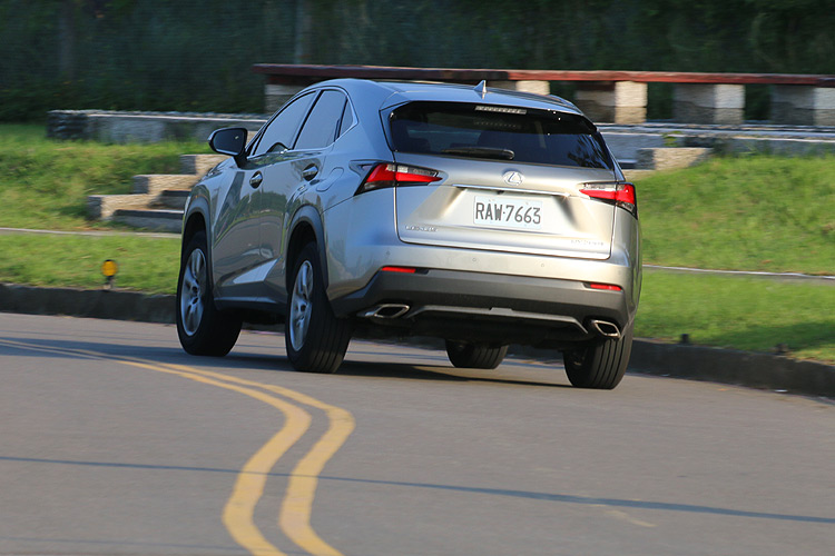 C / P值先決!《BMW X1》sDrive20i與《Lexus NX 200t》旗艦版的空間、配備優劣之爭 C / P值先決!《BMW X1》sDrive20i與《Lexus NX 200t》旗艦版的空間、配備優劣之爭