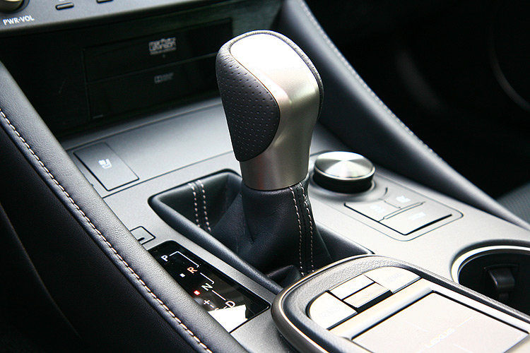 車系全員到齊!《Lexus RC 200t / RC 300h》239萬元起搶攻豪華轎跑市場 車系全員到齊!《Lexus RC 200t / RC 300h》239萬元起搶攻豪華轎跑市場