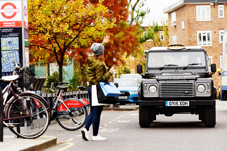為慈善拍賣暖身 《Land Rover Defender》計程車現身倫敦街頭 為慈善拍賣暖身 《Land Rover Defender》計程車現身倫敦街頭