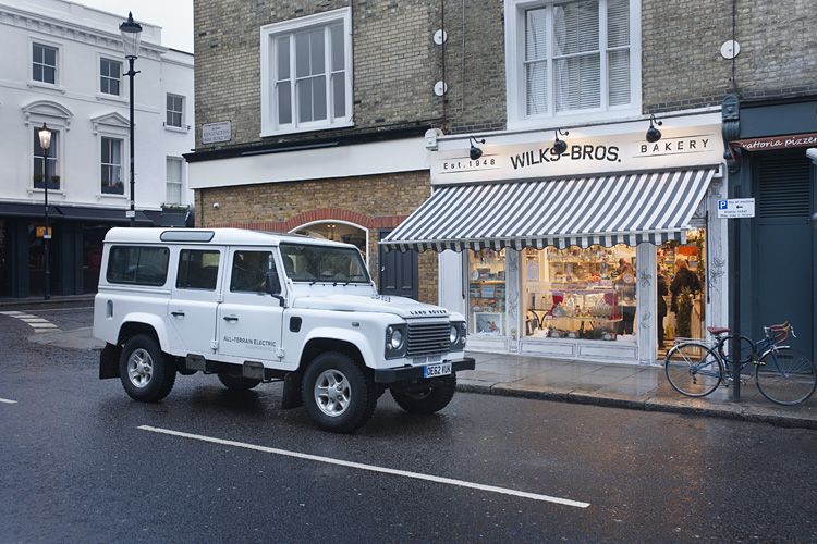 為慈善拍賣暖身 《Land Rover Defender》計程車現身倫敦街頭 為慈善拍賣暖身 《Land Rover Defender》計程車現身倫敦街頭
