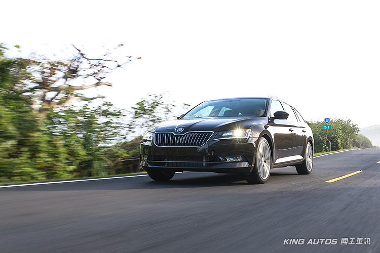 全車系標配9氣囊 《Škoda Superb》優惠價112.9萬元起強勢抵臺 全車系標配9氣囊 《Škoda Superb》優惠價112.9萬元起強勢抵臺