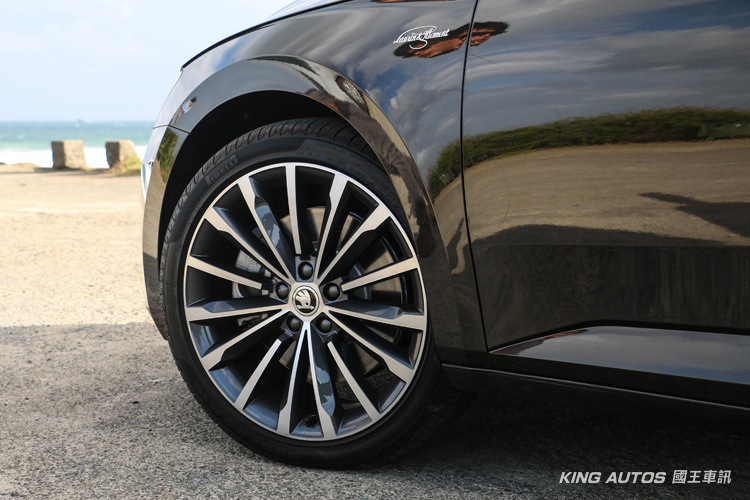 全車系標配9氣囊 《Škoda Superb》優惠價112.9萬元起強勢抵臺 全車系標配9氣囊 《Škoda Superb》優惠價112.9萬元起強勢抵臺