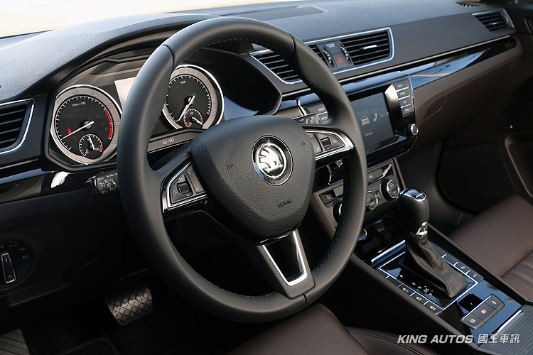 全車系標配9氣囊 《Škoda Superb》優惠價112.9萬元起強勢抵臺 全車系標配9氣囊 《Škoda Superb》優惠價112.9萬元起強勢抵臺