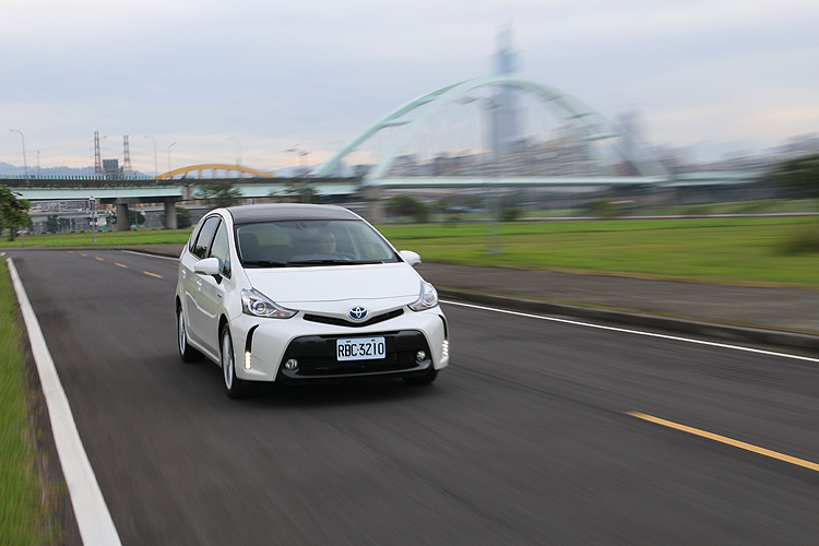 五人坐愜意、七人坐也可以 豐田《Toyota Prius α》輕鬆試 五人坐愜意、七人坐也可以 豐田《Toyota Prius α》輕鬆試
